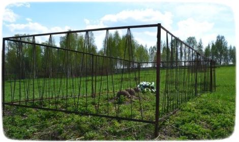 Братская могила при въезде в селе Озерно  Ульяновского района Калужской области (бывш. Озерна, 1940)  Предполагаемое место захоронения Тараканова Якова Александровича.