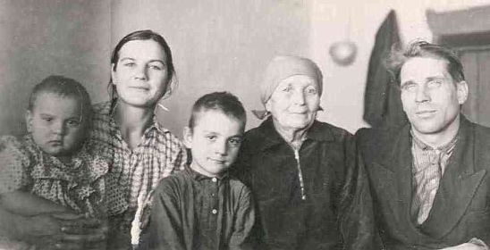 Соломонида Егоровна, сын Николай с невесткой Александрой, Павел и Людмила, 1956г.