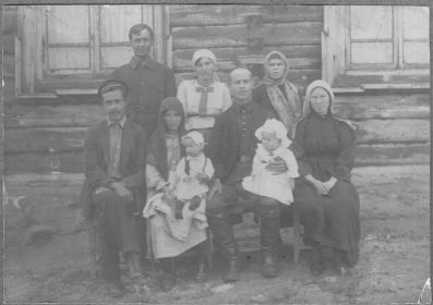 Абдрашитовы 08.07.1924 Дежтыгора. К сожалению, других фотографий дяди Миши не сохранилось. Когда пришла похоронка, бабушка так переживала, что дедушка взял и порвал все фото...