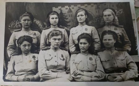 Островская (дев. Крупенко) Нина Михайловна, 1 ряд стоя, слева