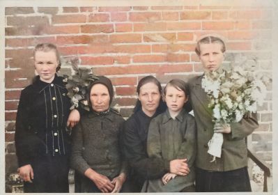 Май 1945 года! Прабабушка Евдокия, бабушка Ксения у нее на руках моя мама Мазурина Нина Ивановна  и две ее сестры Галина Ивановна и Лидия Ивановна.
