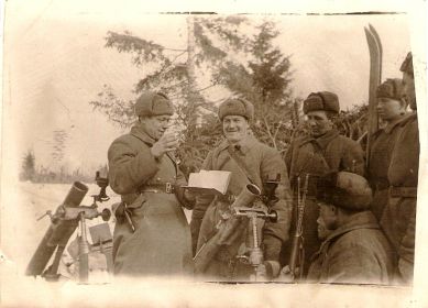 Антипов А.С. беседует с бойцами. Западный фронт 25.03.1942.