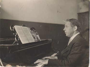 Павел Григорьевич Иванов-Пожарский за фортепиано