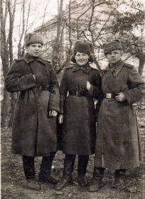 На фотографии Арнаутова Р.Ф. в центре