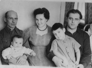 Петр Николаевич, Лилия Петровна, внуки Сергей и Валерий (1963)
