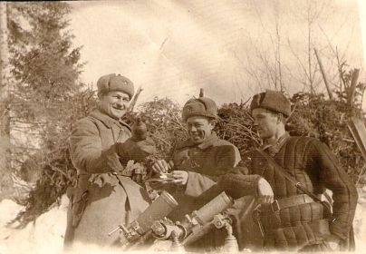 В  минуту затишья. Западный фронт 25.03.1942. Слева направо: 1-Терегулов Ю. г.Уфа, ул.Благоева 11-3. 2- Антипов  А.С. 3-Смоляков Д. г.Брянск.г