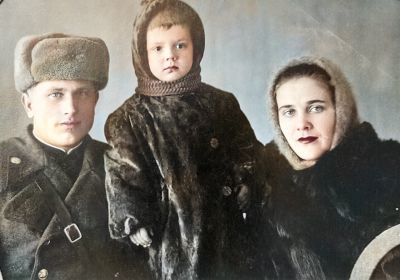 С женой Надеждой и старшим сыном Юрием