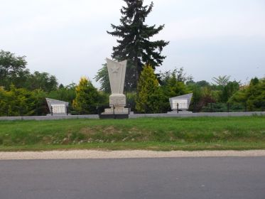 Место братского захоронения в селе Шопонья, область Фейер в Венгрии