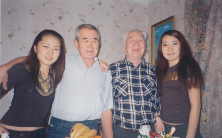 Дедушка с сыном Владимиром и внучками Намджилой и Байртой