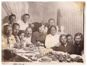Семья Купцовых. Ленинград, 1938 г. Пётр Васильевич - за столом второй слева, Мария Ивановна - вторая справа.