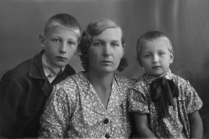 Фото жены. Марии Михайловны и  детей (Виктора и Олимпиады (Аллы) перед уходом в ополчение
