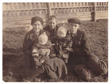 Купцовы: Павел Васильевич, Александра Михайловна, Борис, Валерий и племянник Юрий Купцов. Лениград, 1940 г.