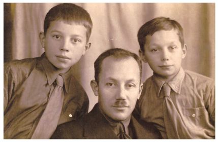 Пётр Васильевич Купцов с сыновьями Николаем и Юрием. Ленинград, 3 января 1939 года.