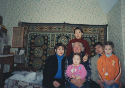 Дедушка с внуками Артемом, Байртой, снохой Баей, правнучками Ангелиной и Энкирой