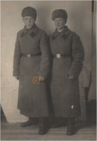 Учеба в артиллерийском училище г.Горький. Данил (слева) с товарищем.