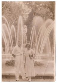 Павел Васильевич Купцов и его сестра Анна Васильевна Лигина (1916 - 1986). Петергоф, 1935 г.