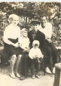 Мой дед - начало 70-х гг. С дочерью Марией, зятем и внуками.