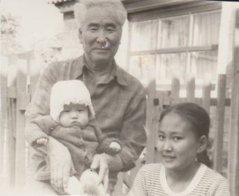 Дедушка с внучками Цаганой и Байртой