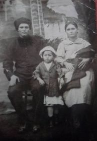 Линцов Андрей Васильевич с женой Феодорой Васильевной и детьми - Ниной и Дмитрием 1928г.