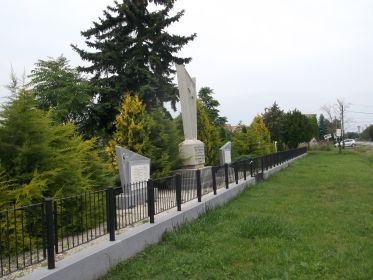 Место братского захоронения в селе Шопонья, область Фейер в Венгрии
