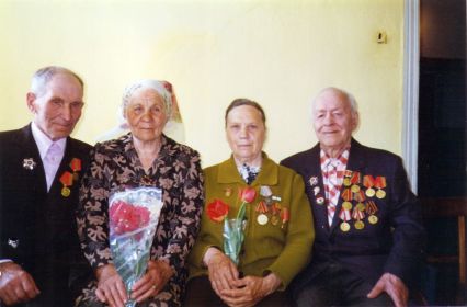Калашников Петр (справа) с женой и соседями