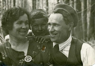 Это Лебедев Александр Сергеевич, его супруга Лебедева Татьяна Ивановна и один из их сыновей Лебедев Сергей Александрович