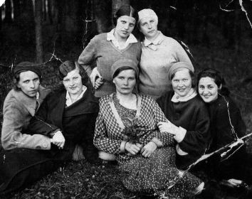 Старшая сестра А. Г. Казарина - Мария Григорьевна Кондратович (Казарина), в центре фото