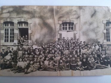 На обороте фото написано:    Франция Ла Куртин 17.06.1945 г.    Русские во время освобождения Американцев из под ига Немецкого фашизма, т.е. от Гитлерского Имперализма.