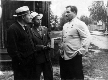 А.И.Смирнов, В.И.Белоусов и Герой Советского Союза летчик   М.П. Девятаев возле клуба, 1964 г.