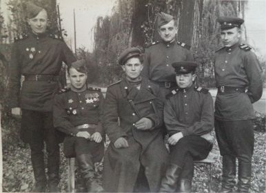Дедушка  с друзьями во время службы сразу после войны.