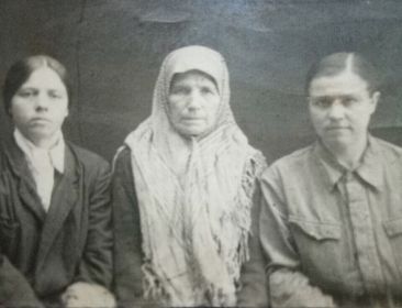 Мать Федора - Елена Гусева (в середине)