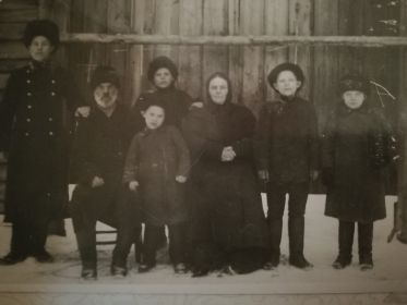 Константин (крайний справа) с братьями и родителями Василием Никифоровичем и Верой Павловной.