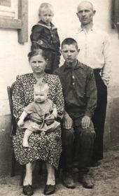 Иван Григорьевич с супругой Пелагеей и детьми