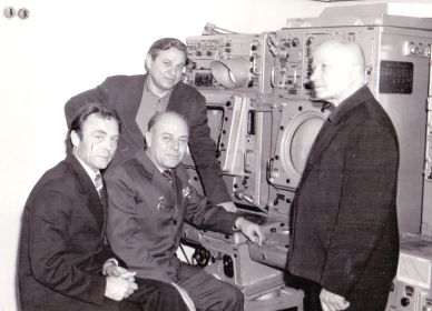 Папа с коллегами в классе ПВО (в центре)