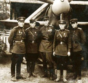 1943 г. Крайний слева П.Д. Осипенко