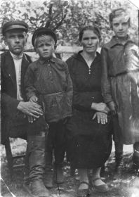 Семейное фото в мирное время (с женой и дочерью Зоей и сыном Юрием)