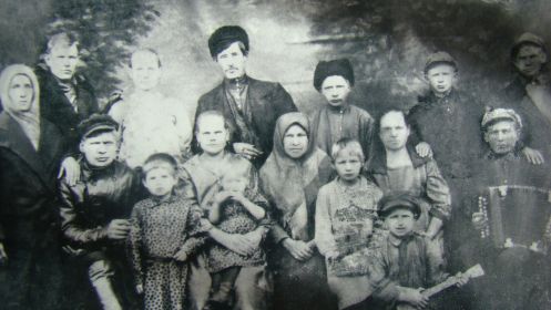 Семья Стуковых (мать, отец, дочери, сыновья (сын Иван