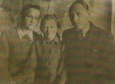 Семья Никитиных (Рябова Л. И., дочь Галина, Д. Ф. Никитин), 1946 г.