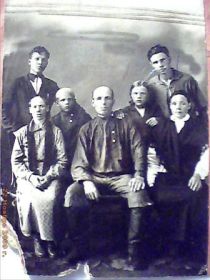 Фото перед войной. Семья деда , справа от деда стоит его сын Дмитрий, погибший под  Волоколамском с. Теряево 11.01.1942г.