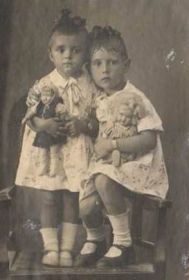 Дети Гавриила Федоровича Алечка и Риммочка. Алечка умерла от голода в 1943г. в возрасте 6 лет