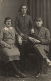 Гавриил Федорович со своей женой Анной Михайловной и сестрой.