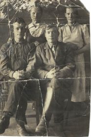 Алексей с женой (справа) и его брат Петр с женой (слева). Предвоенное фото 1939 (?) либо 1941 (?).