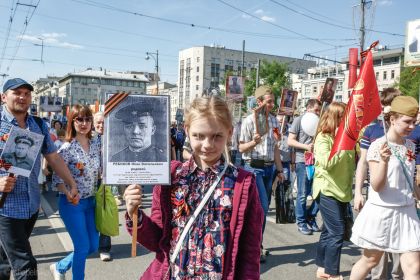 Правнучка Анастасия с портретом своего прадеда Ребикова Ивана Васильевича на шествии Бессмертного полка в Москве от Белорусского вокзала на  Красную площадь к собору Василия Блаженного. 9 мая...