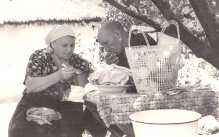 Мой дед в саду с женой Анфисой