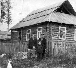 Ребиков Иван Васильевич с женой Агриппиной Евстафьевной и детьми (слева - направо) Лидией, Валентиной и Александром возле своего нового дома. 9 мая 1955 г., п. Кривая Жарковского р-на Калинин...