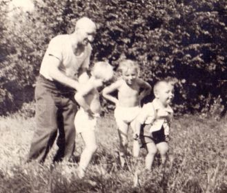Филипп Иваныч с внуками у реки