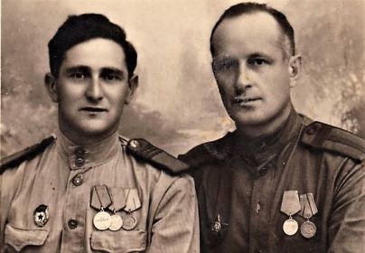 26.07.1945 слева ст.серж. Голдарков Я.Х. фото для Клавочки