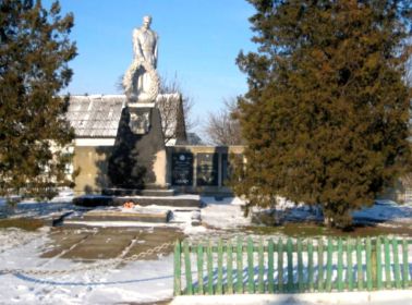 Мемориал погибшим в с.Привольное Солонянского р-на Днепропетровской области Украины. Похоронено много неизвестных солдат,но фамилии Ельшина там нет