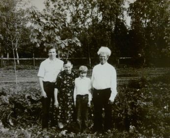 Хорычев Алексей Гаврилович (справа) с сыном Александром (первый слева), супругой Марией Ивановной (вторая слева) и внуком Артемом (третий слева).