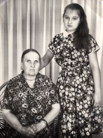 Максимкина А.П. и внучка Аня